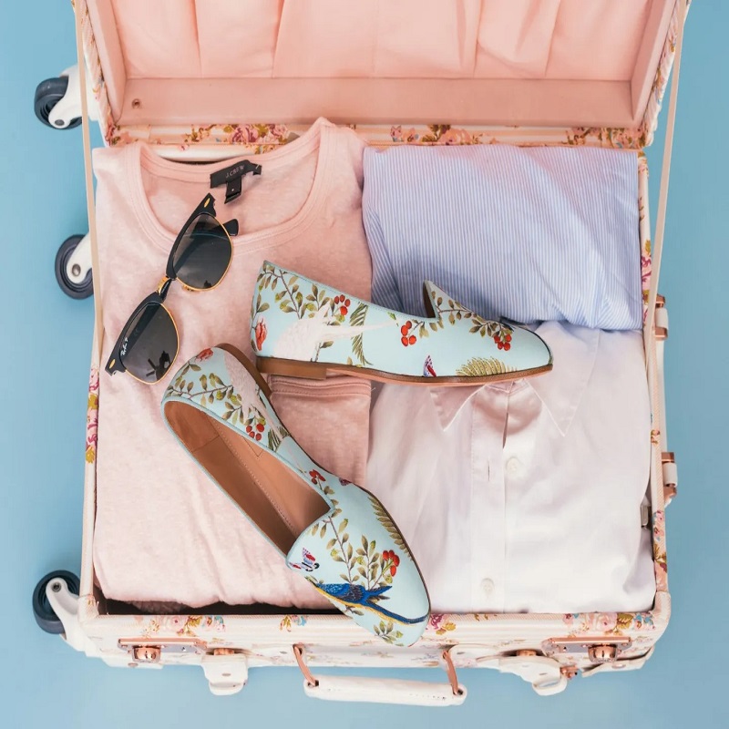 pack shoes in suitcase